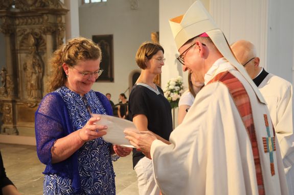 Bischof Dr. Franz Jung beauftragt Angelika Joachim als Gemeindereferentin.