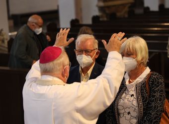 Im Anschluss an den Ehejubilarsgottesdienst mit Weihbischof Ulrich Boom am Freitagvormittag, 2. Juli, konnten sich die Paare von ihm und weiteren Priestern und Diakonen segnen lassen.