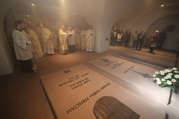 Weihbischof Paul Reder ist am Freitag, 10. Mai, offiziell in sein Amt als Dompropst eingeführt worden - zunächst in der Kapelle des Bischofshauses, dann bei einem Pontifikalgottesdienst im Kiliansdom. Dabei wurde besonders an Bischof em. Dr. Paul-Werner Scheele erinnert, der am 10. Mai 2019 starb.