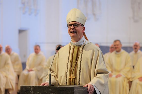 Bischof Dr. Franz Jung hat am Montagabend, 25. März, im Würzburger Kiliansdom die Heiligen Öle für alle 43 Pastoralen Räume im Bistum Würzburg  geweiht.