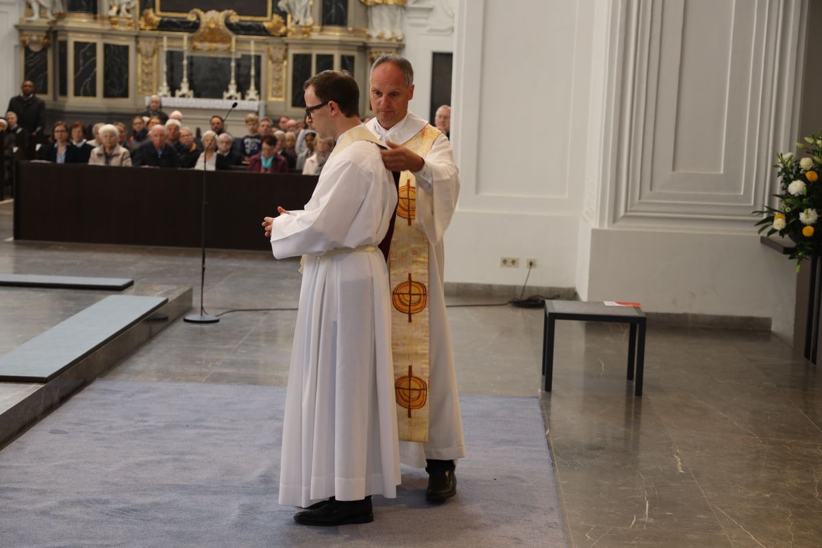 Bei einem feierlichen Gottesdienst im Würzburger Kiliansdom weihte Bischof Dr. Franz Jung Bertram Ziegler zum Diakon. Zahlreiche Verwandte, Freunde und Wegbegleiter des Priesterseminaristen nahmen an der Feier teil.