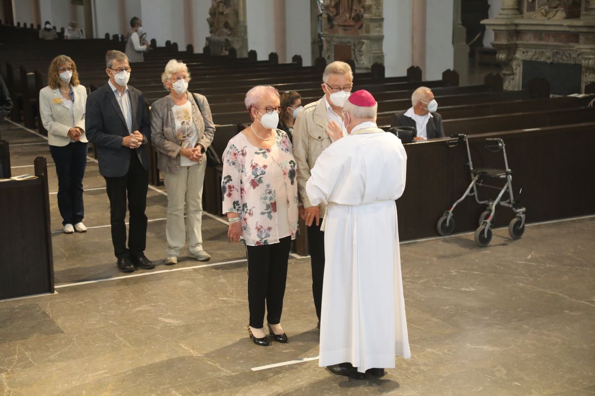 2621/0609 Ehejubilare Weihbischof Boom_27508 Weihbischof Boom und weiteren Priester und Diakone weihen Ehejubilare, die ihr goldenes, diamantenes oder eisernes Ehejubiläum feiern.