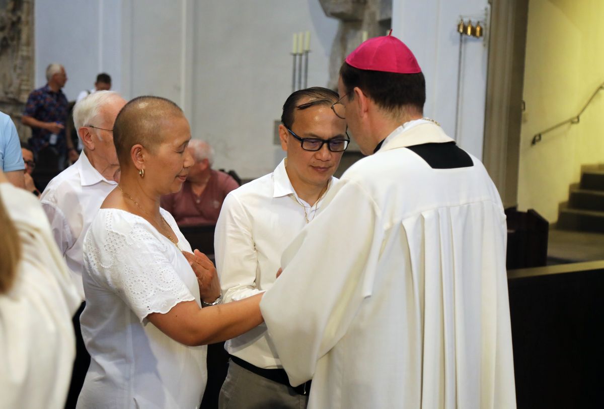 Mit rund 1000 Eheleuten, die in diesem Jahr Silberhochzeit haben, feierte Bischof Dr. Franz Jung am Freitagabend, 4. Juli 2025, einen Pontifikalgottesdienst im Kiliansdom. Im Anschluss erteilten er, Weihbischof Paul Reder sowie weitere Seelsorgerinnen und Seelsorger den Paaren einzeln den Segen.