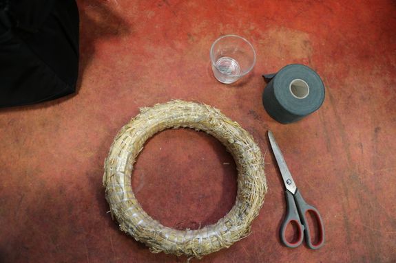 Für das Binden eines Adventskranzes wird ein Kranz aus Stroh benötigt, ebenso wie grünes Wickelband, Nadeln zum Feststecken, Bindedraht, im besten Fall in dunkelgrün, sowie eine Gartenschere. 