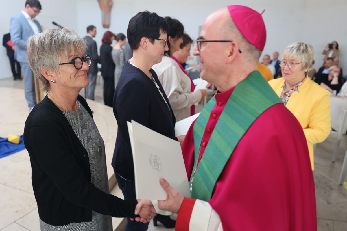 Bei einem Gottesdienst in der Jugendkirche Würzburg hat Bischof Dr. Franz Jung am Freitag, 25. Oktober, insgesamt 47 Personen für die Schulpastoral beauftragt.