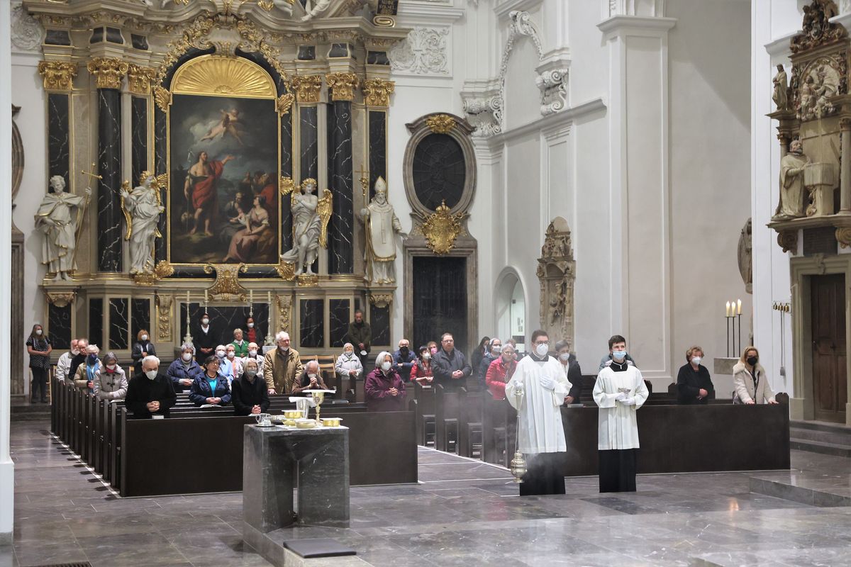 Bischof Dr. Franz Jung hat die Menschheit, insbesondere die Ukraine und Russland, bei einem Pontifikalgottesdienst am Freitagabend, 25. März, dem Unbefleckten Herzen Mariens geweiht.