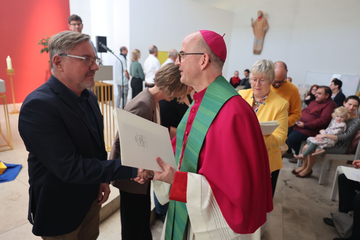Bei einem Gottesdienst in der Jugendkirche Würzburg hat Bischof Dr. Franz Jung am Freitag, 25. Oktober, insgesamt 47 Personen für die Schulpastoral beauftragt.
