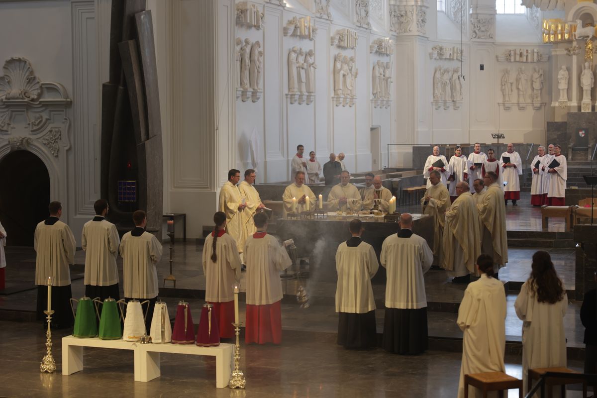 Bischof Dr. Franz Jung hat am Mittwochabend, 16. April, bei der Chrisammesse im Würzburger Kiliansdom die Heiligen Öle für das ganze Bistum geweiht.  Bischof Dr. Franz Jung hat am Mittwochabend, 16. April, bei der Chrisammesse im Würzburger Kiliansdom die Heiligen Öle für das ganze Bistum geweiht.