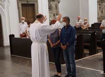 Mit rund 110 Ehepaaren aus der ganzen Diözese hat Weihbischof Ulrich Boom am Mittwochnachmittag, 23. Juni, einen Pontifikalgottesdienst gefeiert. Eingeladen waren Ehejubilare, die in den Jahren 2020 und 2021 auf 50, 60 oder 65 gemeinsame Jahre zurückblicken.