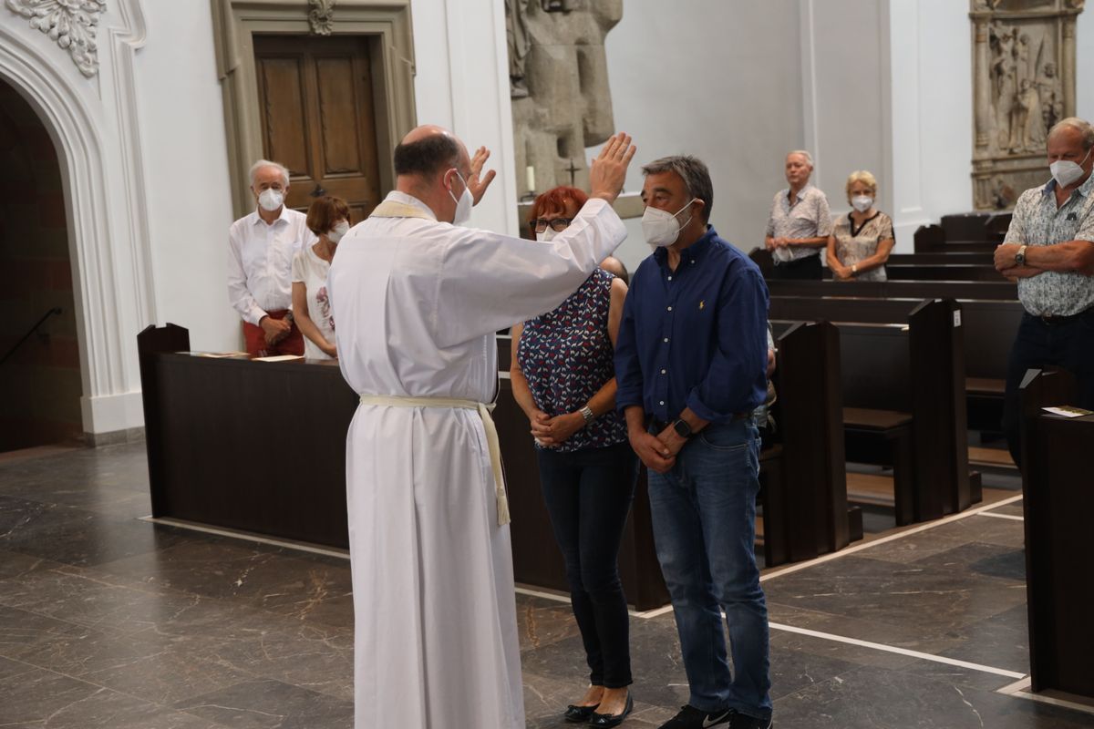 Mit rund 110 Ehepaaren aus der ganzen Diözese hat Weihbischof Ulrich Boom am Mittwochnachmittag, 23. Juni, einen Pontifikalgottesdienst gefeiert. Eingeladen waren Ehejubilare, die in den Jahren 2020 und 2021 auf 50, 60 oder 65 gemeinsame Jahre zurückblicken.