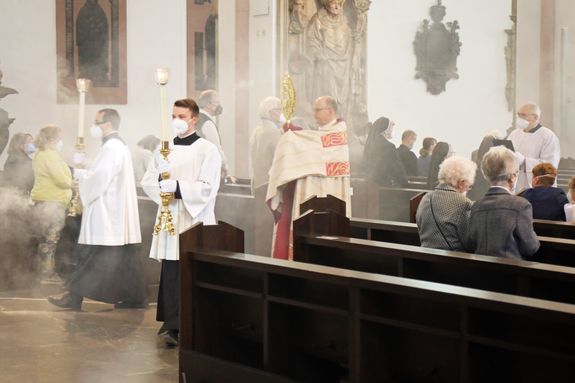Bischof Dr. Franz Jung feierte am Donnerstag, 3. Juni, den Fronleichnamsgottesdienst im Kiliansdom. Bischof Dr. Franz Jung feierte am Donnerstag, 3. Juni, den Fronleichnamsgottesdienst im Kiliansdom.