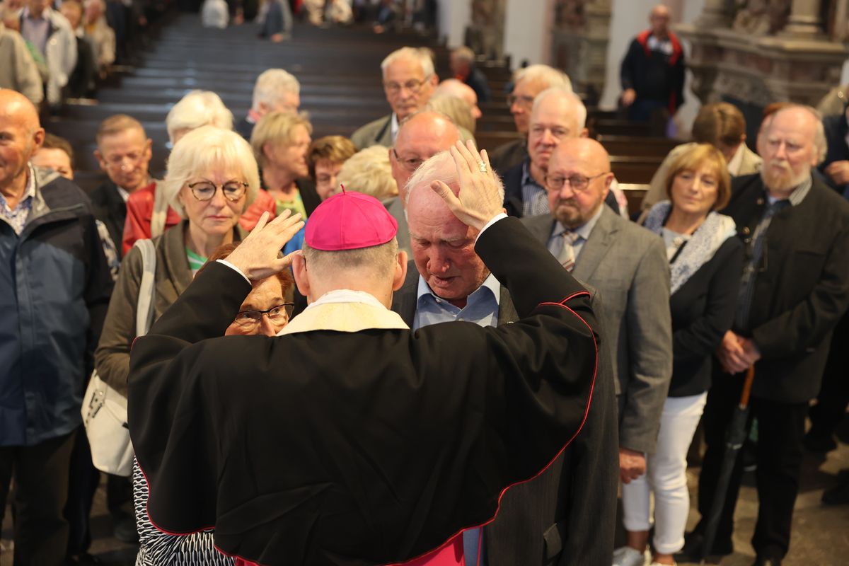 Seelsorgerinnen und Seelsorger spendeten nach dem Gottesdienst den Jubelpaaren individuell den Segen. 