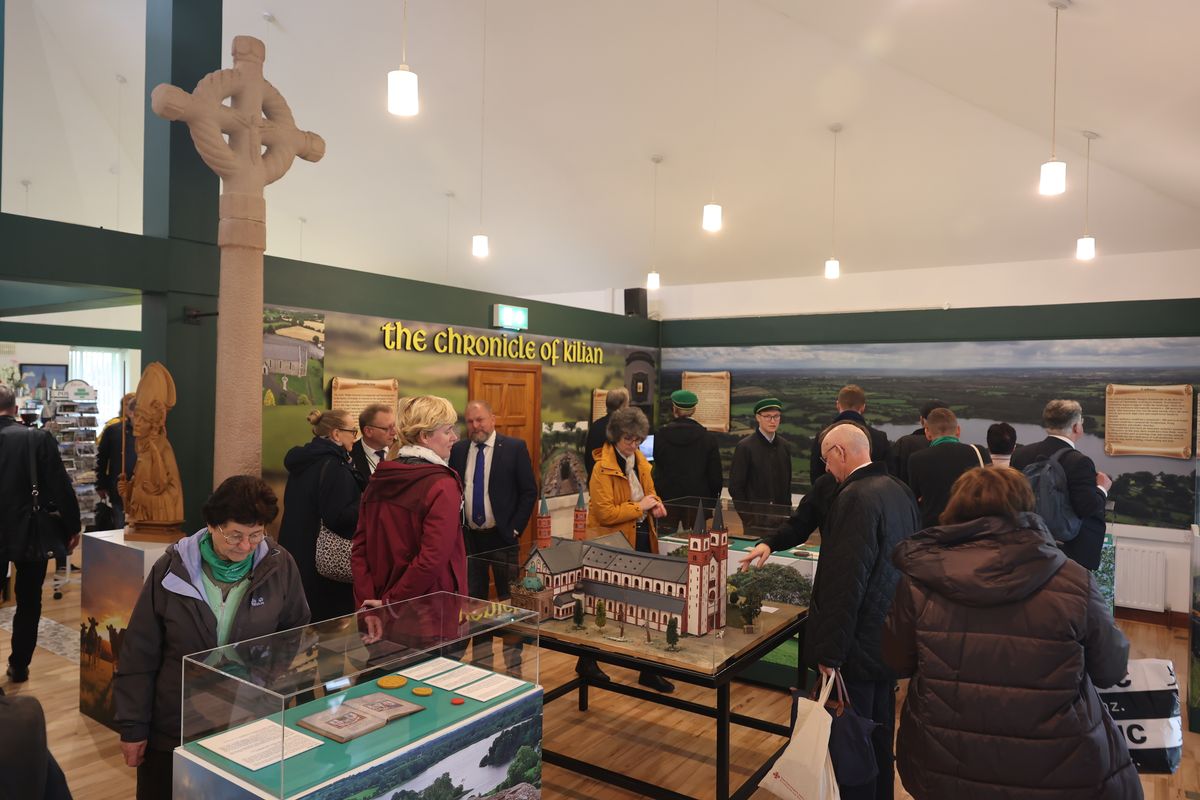 Mit einer Prozession durch den Ort, einem Gottesdienst in der Kilianskirche und einem gemeinsamen Mittagessen von Deutschen und Iren in der Saint Kilian