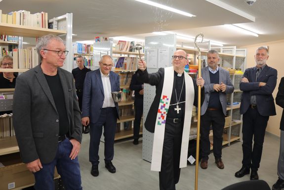 Bischof Dr. Franz Jung segnet das Verleihzentrum des Religionspädagogischen Medienzentrums. Es ist im ersten Stock von Archiv und Bibliothek des Bistums Würzburg zu finden.