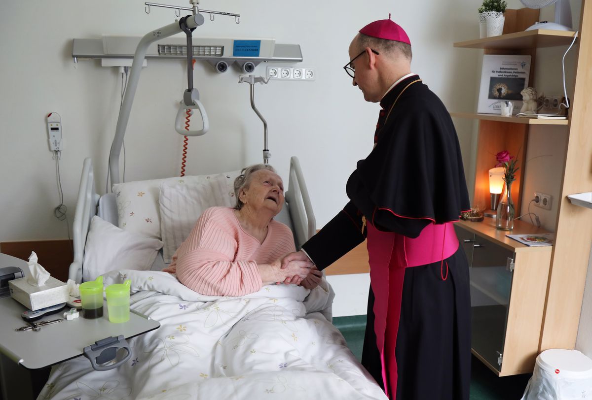 2925/0739 Kiliani Bischof besucht Palliativstation Schweinfurt_59998