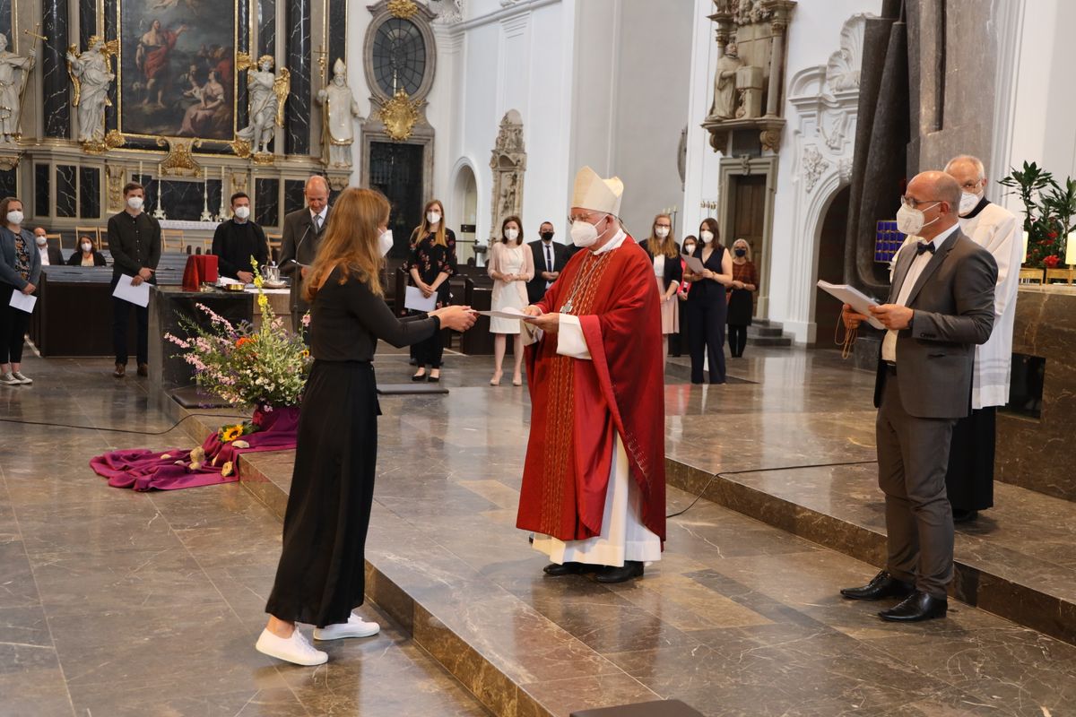 Weihbischof Ulrich Boom hat im Auftrag von Bischof Dr. Franz Jung 33 Frauen und sieben Männern am Freitagabend, 9. Juli, im Kiliansdom die Missio canonica verliehen.