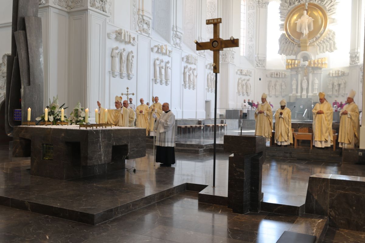 Weihbischof Paul Reder ist am Freitag, 10. Mai, offiziell in sein Amt als Dompropst eingeführt worden - zunächst in der Kapelle des Bischofshauses, dann bei einem Pontifikalgottesdienst im Kiliansdom. Dabei wurde besonders an Bischof em. Dr. Paul-Werner Scheele erinnert, der am 10. Mai 2019 starb.