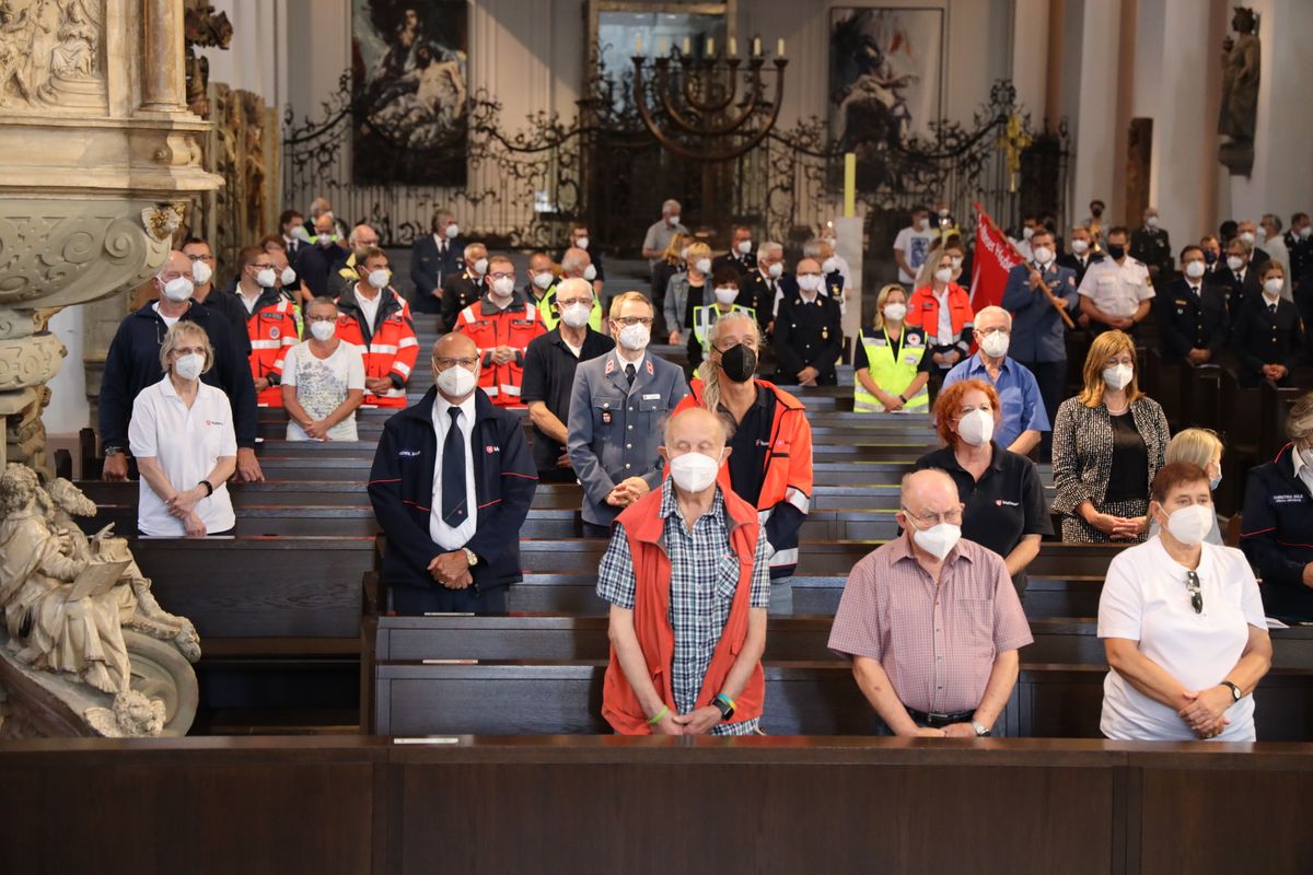 2821/0668 Blaulichtgottesdienst_28763 Weihbischof Ulrich Boom stand am Mittwochabend, 7. Juli, der Kiliani-Wort-Gottes-Feier für Polizei, Feuerwehr, Technisches Hilfswerk, Rettungsdienste und Notfallseelsorge im Kiliansdom vor.