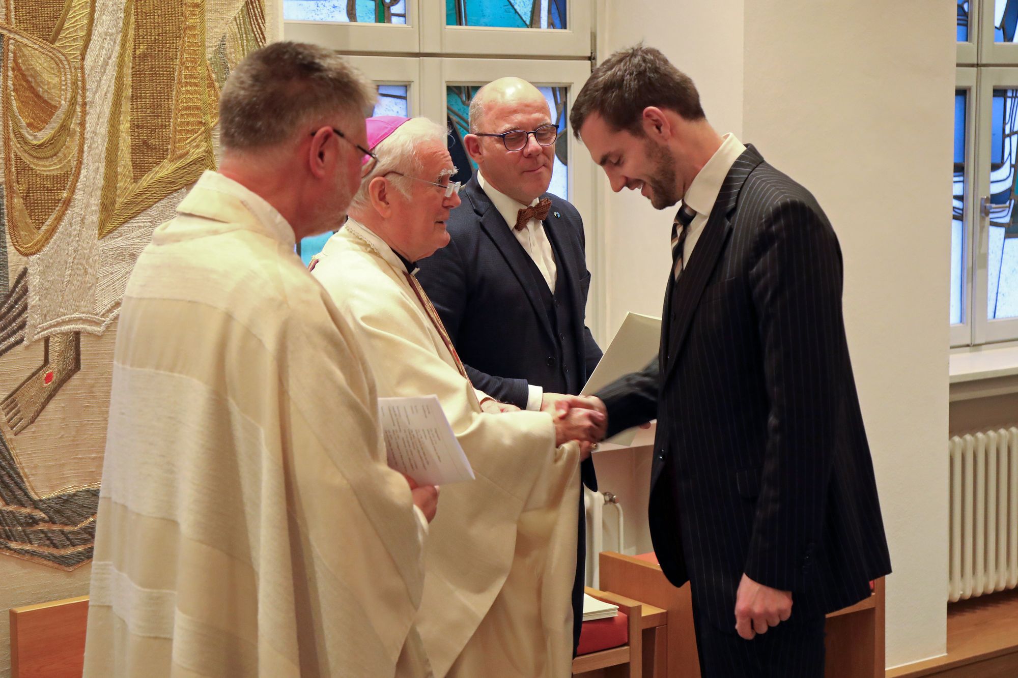 Bischof em. Dr. Friedhelm Hofmann verlieh Rudolf Haidu im Auftrag von Bischof Dr. Franz Jung die Missio Canonica. Bischof em. Dr. Friedhelm Hofmann verlieh Rudolf Haidu im Auftrag von Bischof Dr. Franz Jung die Missio Canonica.