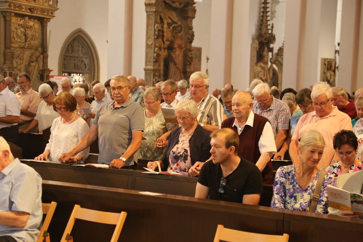 Rund 250 Ehejubilare haben am Freitagnachmittag, 4. Juli, im Kiliansdom in einem Pontifikalgottesdienst mit Weihbischof em. Ulrich Boom ihr Eheversprechen erneuert. 