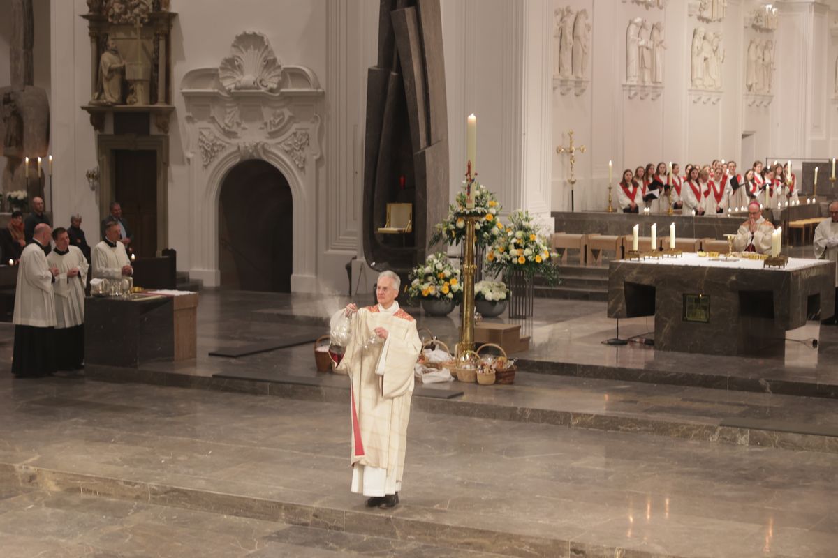 Bischof Dr. Franz Jung feierte am Samstag, 19. April, im Würzburger Kiliansdom die Osternacht. 
