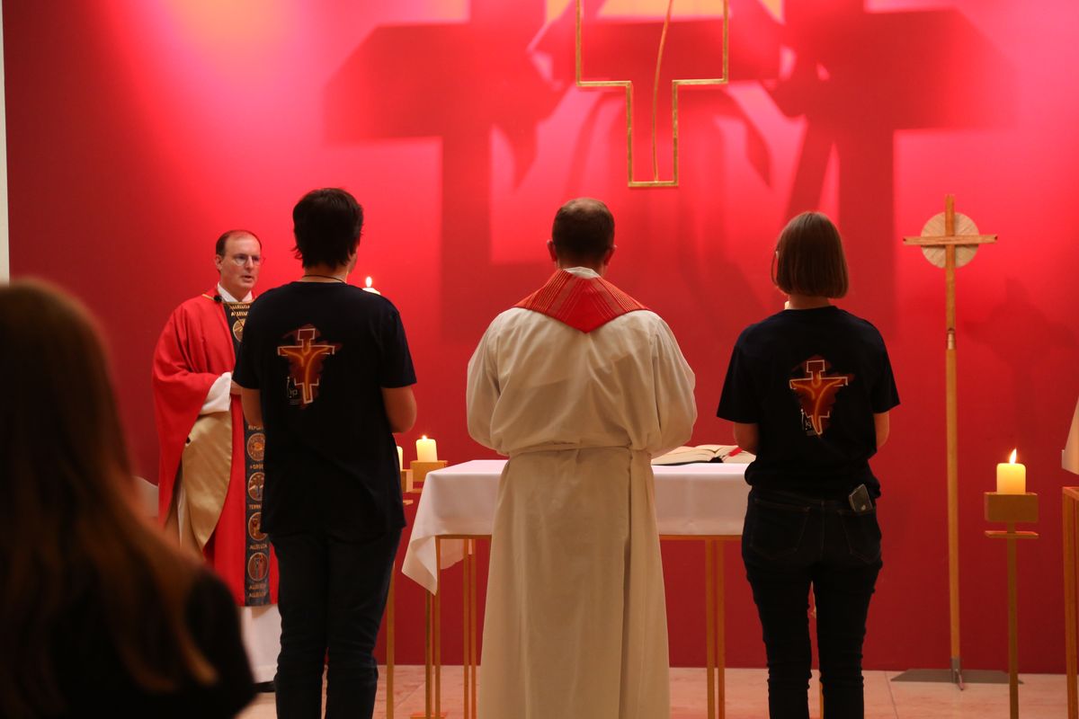 Am Tag der Jugend hat Weihbischof Paul Reder im Anschluss an ein buntes Workshop-Programm einen Kiliani-Gottesdienst mit den Jugendlichen im Kilianeum in Würzburg gefeiert.