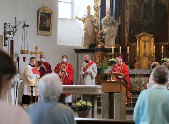 Weihbischof Ulrich Boom feierte am Donnerstagabend ein Pontifikalamt in der Pfarrkirche Sankt Michael in Zeil am Main.