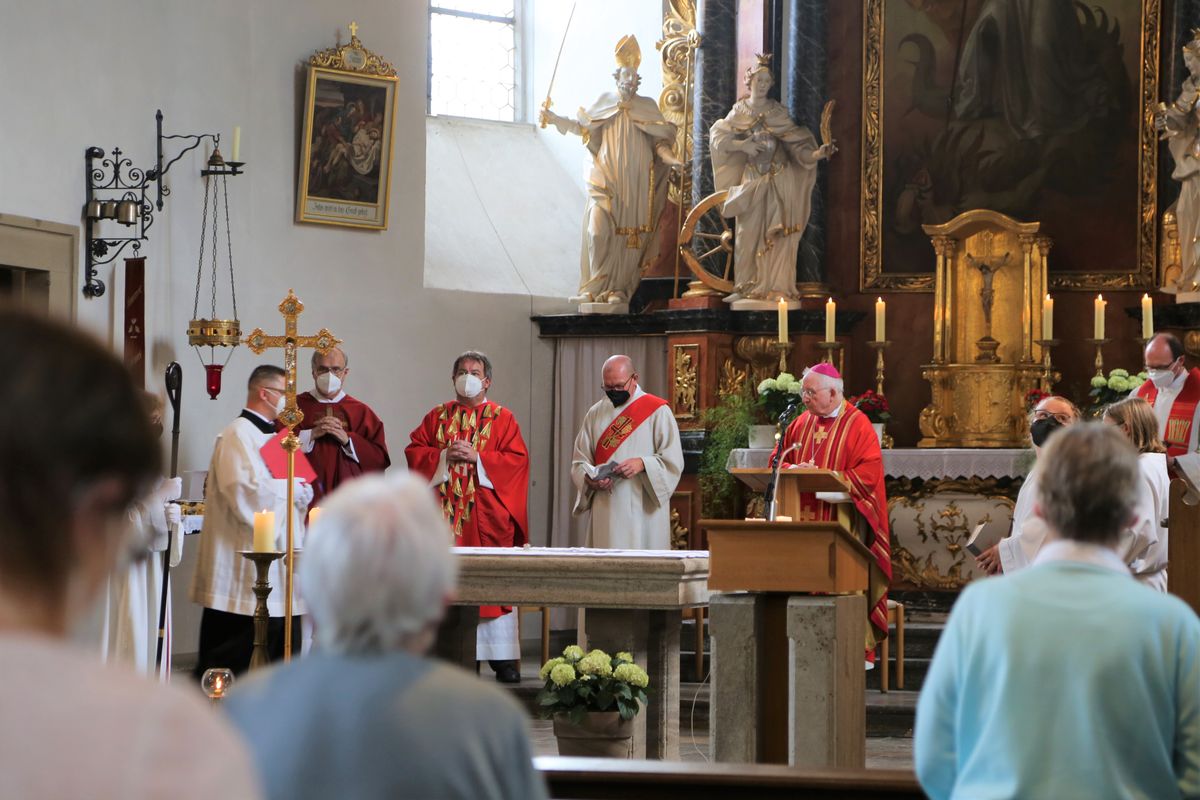Weihbischof Ulrich Boom feierte am Donnerstagabend ein Pontifikalamt in der Pfarrkirche Sankt Michael in Zeil am Main.