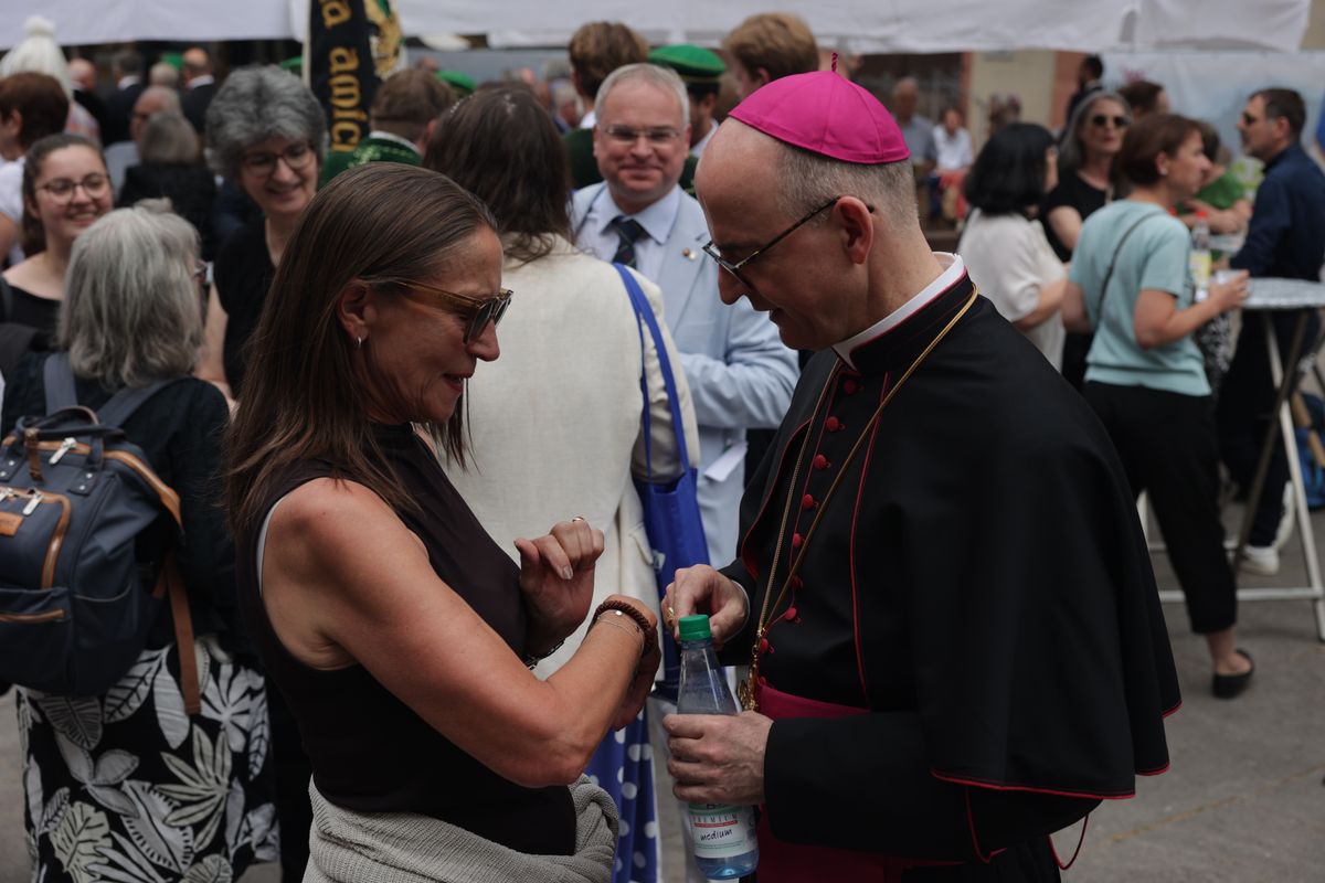 Mit einer Reliquienprozession von Sankt Burkard über die Alte Mainbrücke und einem Pontifikalgottesdienst im Kiliansdom ist am Sonntag, 6. Juli, die Kiliani-Wallfahrtswoche 2025 eröffnet worden.