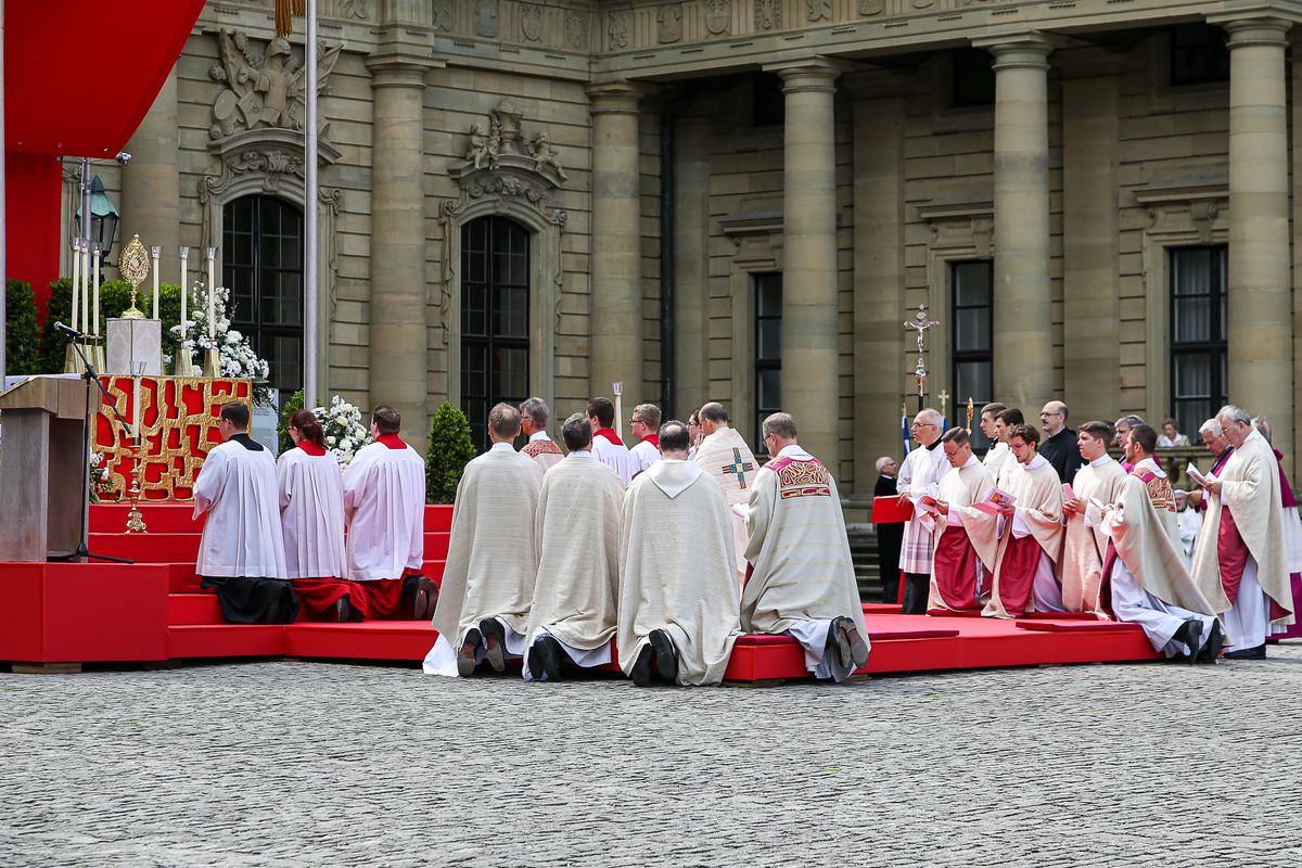 Statio an der Residenz bei der Fronleichnamsprozession in Würzburg.