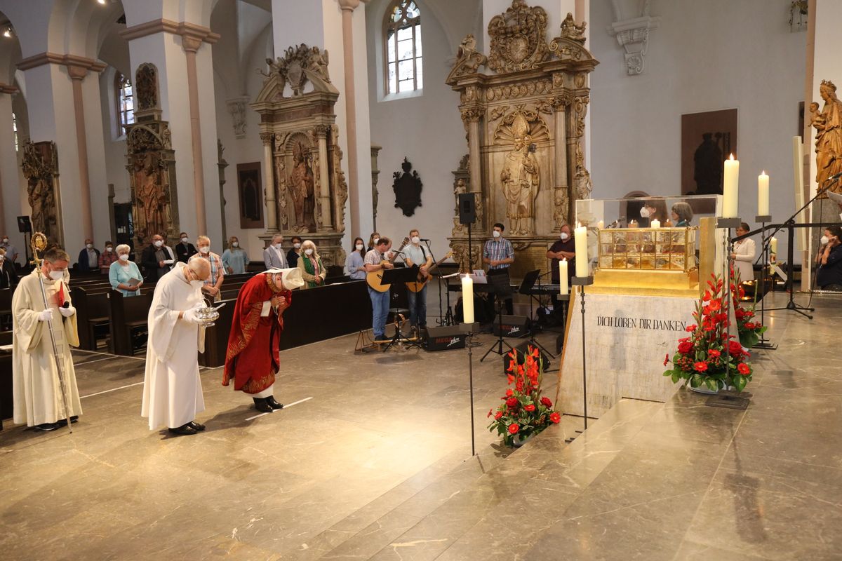 2821/0665 Pasti-Jubiläum_28730 Mit einem Kiliani-Pontifikalgottesdienst im Kiliansdom mit Bischof Dr. Franz Jung ist am Dienstagabend, 6. Juli, das 50. Jubiläum der Berufsgruppe der Pastoralreferentinnen und -referenten im Bistum Würzburg gefeiert worden.