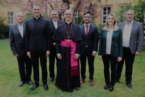 Benedict Dürrlauf (2. von links), Tobias Henrich (5. von links) und Markus Schlereth (rechts) werden am Samstag, 27. September, im Kiliansdom zu Diakonen geweiht. Mit auf dem Foto (von links) Subregens Domvikar Paul Weismantel, Regens Domvikar Peter Göttke, Bischof Dr. Franz Jung und Pastoralreferentin Monika Urbasik, Ausbildungsleiterin für den Ständigen Diakonat.
