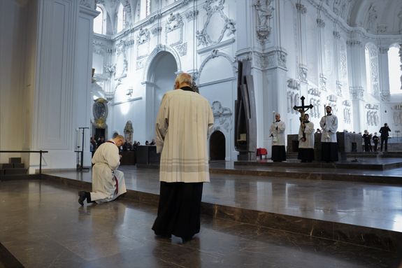 Bischof Dr. Franz Jung (links) bei der Kreuzverehrung am Karfreitag 2023 im Würzburger Kiliansdom.