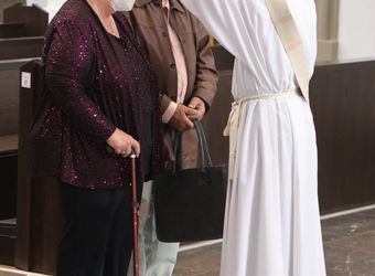 Im Anschluss an den Ehejubilarsgottesdienst mit Weihbischof Ulrich Boom am Freitagvormittag, 2. Juli, konnten sich die Paare von ihm und weiteren Priestern und Diakonen segnen lassen.