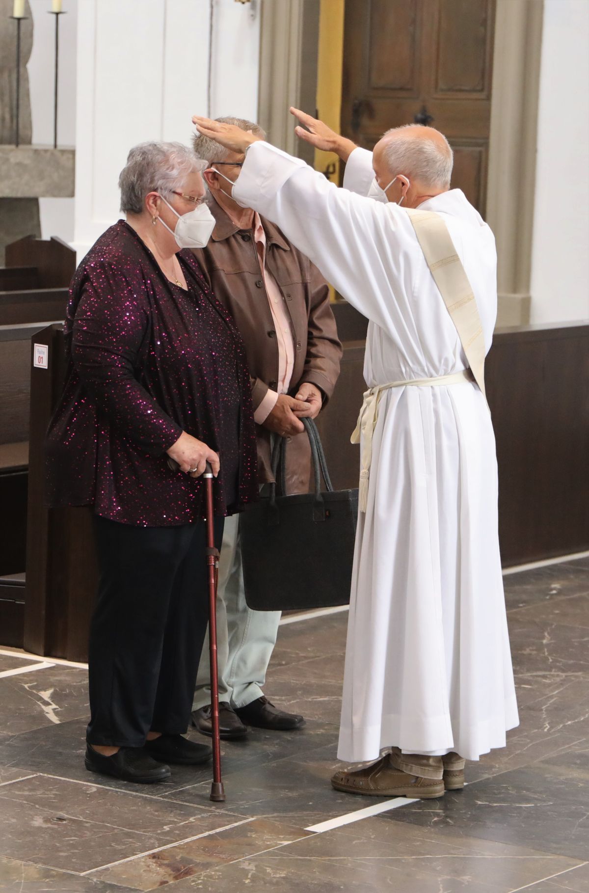 2721/0646 Ehejubilare Freitag, 2- Juli vormittags WB Boom_28441 Im Anschluss an den Ehejubilarsgottesdienst mit Weihbischof Ulrich Boom am Freitagvormittag, 2. Juli, konnten sich die Paare von ihm und weiteren Priestern und Diakonen segnen lassen.