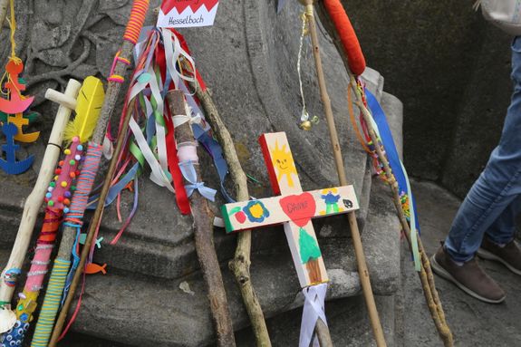 Rund 900 Kindergartenkinder haben am Freitag, 11. Juli, einen Gottesdienst mit Bischof Dr. Franz Jung in der Kirche Sankt Burkard gefeiert. Im Anschluss zogen sie über die Alte Mainbrücke in den Kiliansdom. 