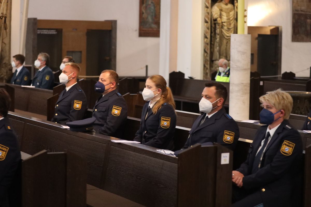 2821/0668 Blaulichtgottesdienst_28752 Weihbischof Ulrich Boom stand am Mittwochabend, 7. Juli, der Kiliani-Wort-Gottes-Feier für Polizei, Feuerwehr, Technisches Hilfswerk, Rettungsdienste und Notfallseelsorge im Kiliansdom vor.
