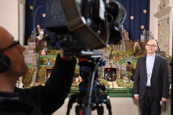 Für die diesjährige Weihnachtsansprache stand Bischof Dr. Franz Jung in Salz (Landkreis Rhön-Grabfeld) an der Krippe der Pfarrkirche vor der Kamera. Für die diesjährige Weihnachtsansprache stand Bischof Dr. Franz Jung in Salz (Landkreis Rhön-Grabfeld) an der Krippe der Pfarrkirche vor der Kamera.