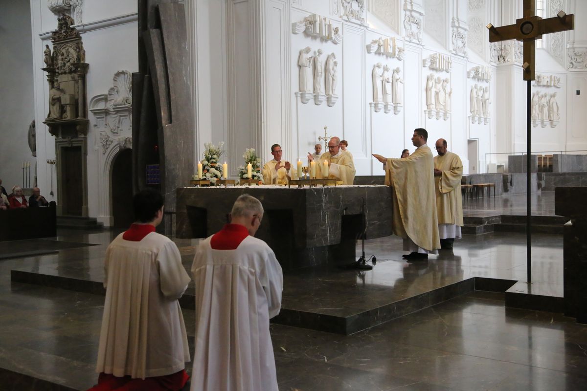 Bischof Dr. Franz Jung hat am Donnerstagnachmittag, 4. Juli, mit etwa 320 Paaren im Kiliansdom ihr goldenes oder diamantenes Ehejubiläum gefeiert.
