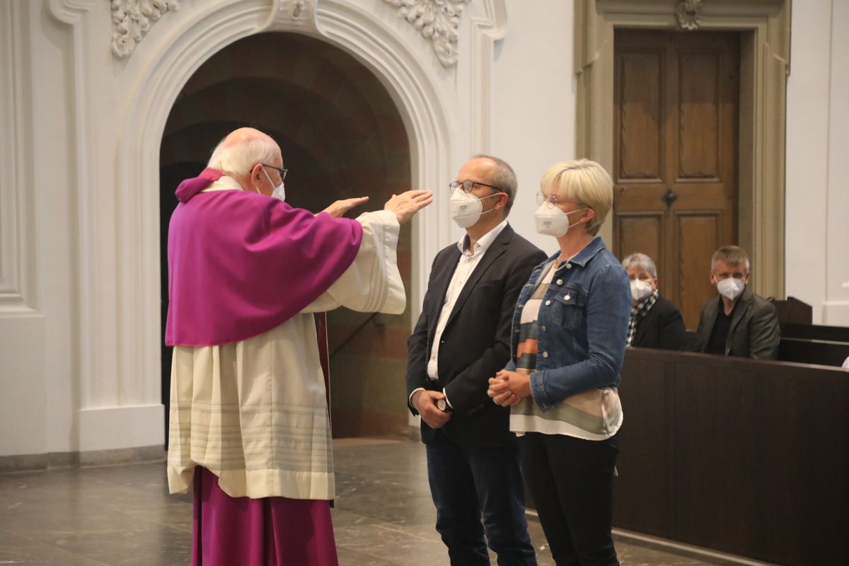 2721/0637-Dankgottesdienst für Ehejubilare mit Bischof Dr. Franz Jung_28303 Bischof Dr. Franz Jung hat am Mittwochabend, 30. Juni, einen Gottesdienst im Würzburger Kiliansdom gefeiert.