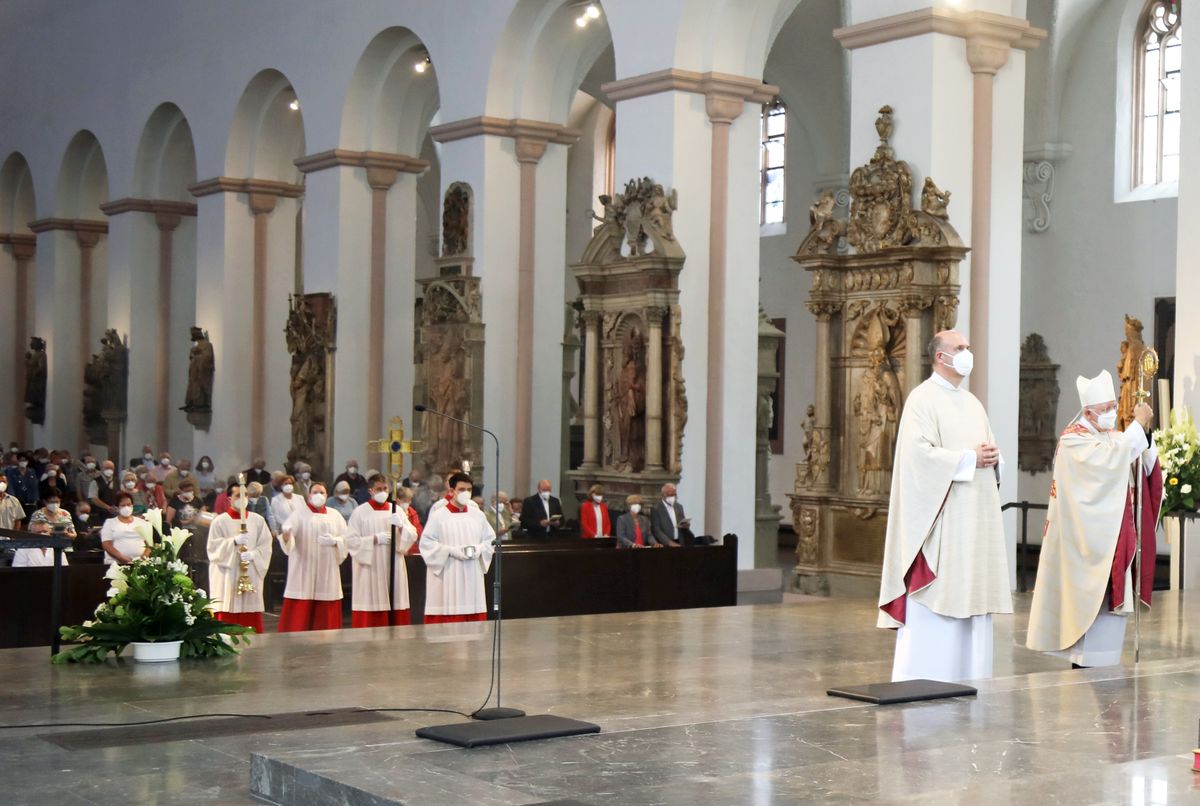 	 Weihbischof Ulrich Boom feierte am Mittwochnachmittag, 30. Juni, einen Gottesdienst für Ehepaare, die 2020 oder 2021 ihr goldenes, diamantenes oder eisernes Ehejubiläum hatten. Im Anschluss konnten sich die Paare segnen lassen.