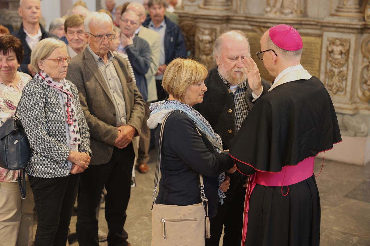 Seelsorgerinnen und Seelsorger spendeten nach dem Gottesdienst den Jubelpaaren individuell den Segen. 
