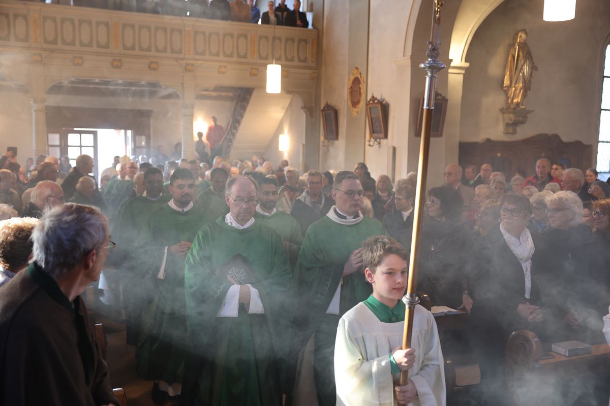 Bei einer Pontifikalmesse in der Klosterkirche auf dem Engelberg bei Großheubach hat Bischof Dr. Franz Jung zusammen mit Pater Jan Pelczarski, Generalsuperior der Oblaten des heiligen Josef aus Rom, am Sonntag, 3. November, offiziell die neue Niederlassung der Oblaten des heiligen Josef im Bistum Würzburg errichtet.
