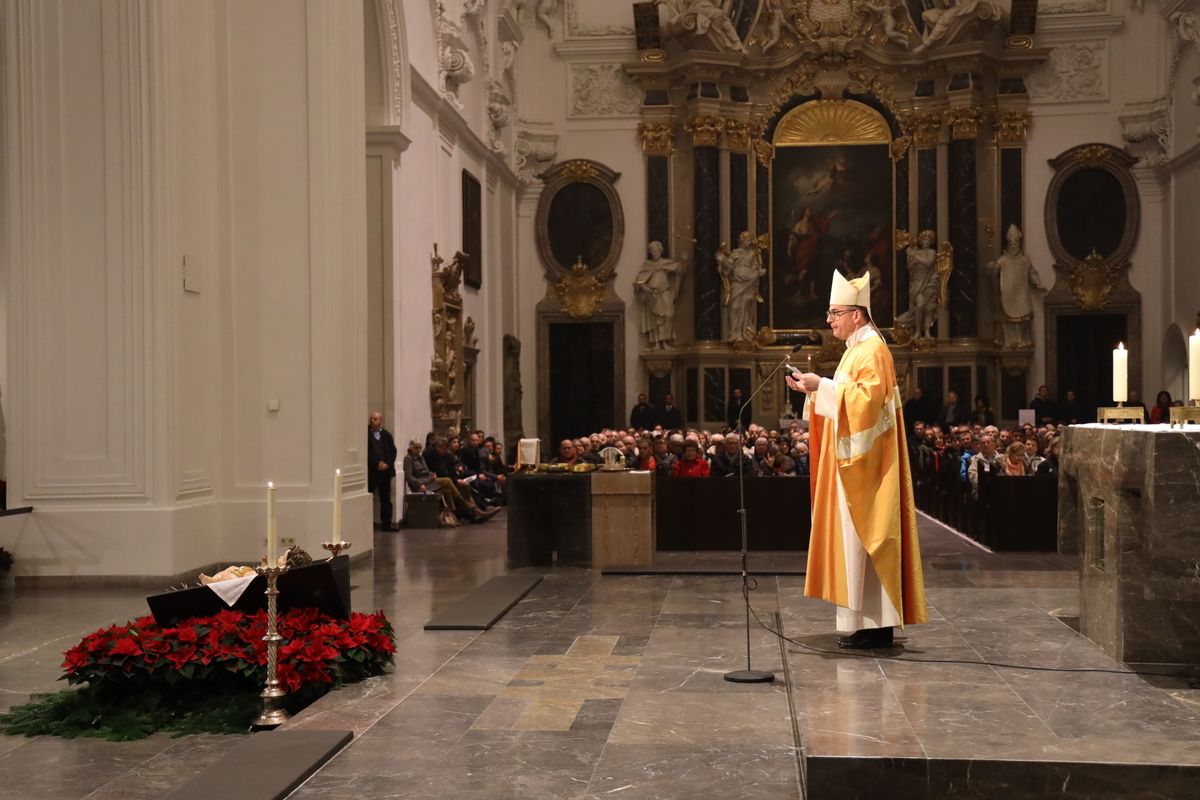 Bischof Dr. Franz Jung feierte an Heiligabend, 24. Dezember, im Würzburger Kiliansdom mit den Gläubigen die Christmette. Bischof Dr. Franz Jung feierte an Heiligabend, 24. Dezember, im Würzburger Kiliansdom mit den Gläubigen die Christmette.