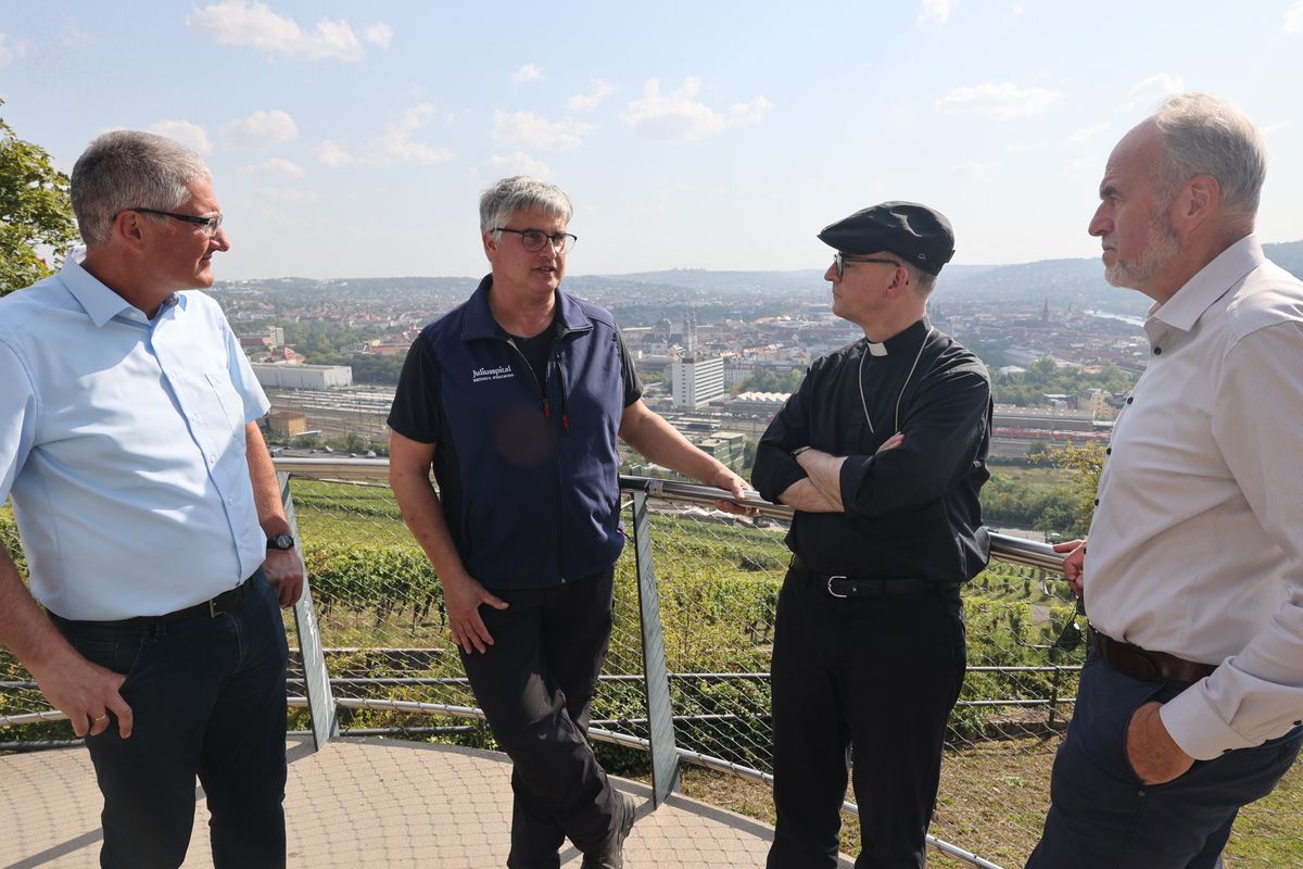 Am Aussichtspunkt "Terroir f" am Würzburger Stein (von links): Karsten Eck, designierter Oberpflegamtsdirektor, Weinbergsmeister Peter Rudloff, Bischof Dr. Franz Jung und Oberpflegamtsdirektor Walter Herberth.