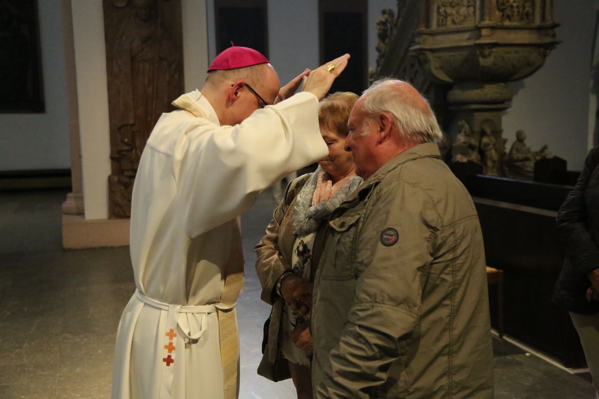 Bischof Dr. Franz Jung hat am Donnerstagnachmittag, 4. Juli, mit etwa 320 Paaren im Kiliansdom ihr goldenes oder diamantenes Ehejubiläum gefeiert.