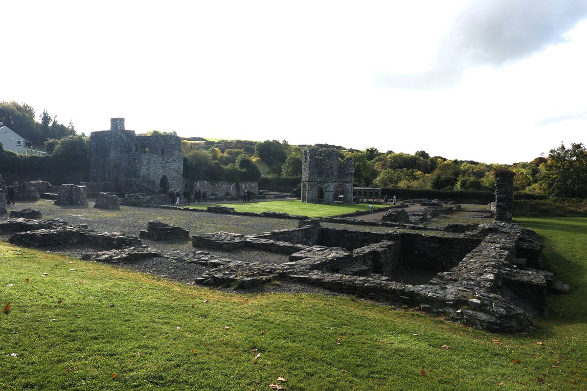Mellifont Abbey ist die älteste Zisterzienserabtei Irlands. Dort erinnerte Bischof Dr. Franz Jung an den heiligen Bernhard, der betont habe, die Menschen sollten wie eine Brunnenschale und nicht wie ein Rohr sein. Gemeint ist, nur das weiterzugeben, wovon man selbst gefüllt ist und das man im Gebet ergründet und verstanden hat. Unter Henry VIII. wurde die Abtei zerstört.