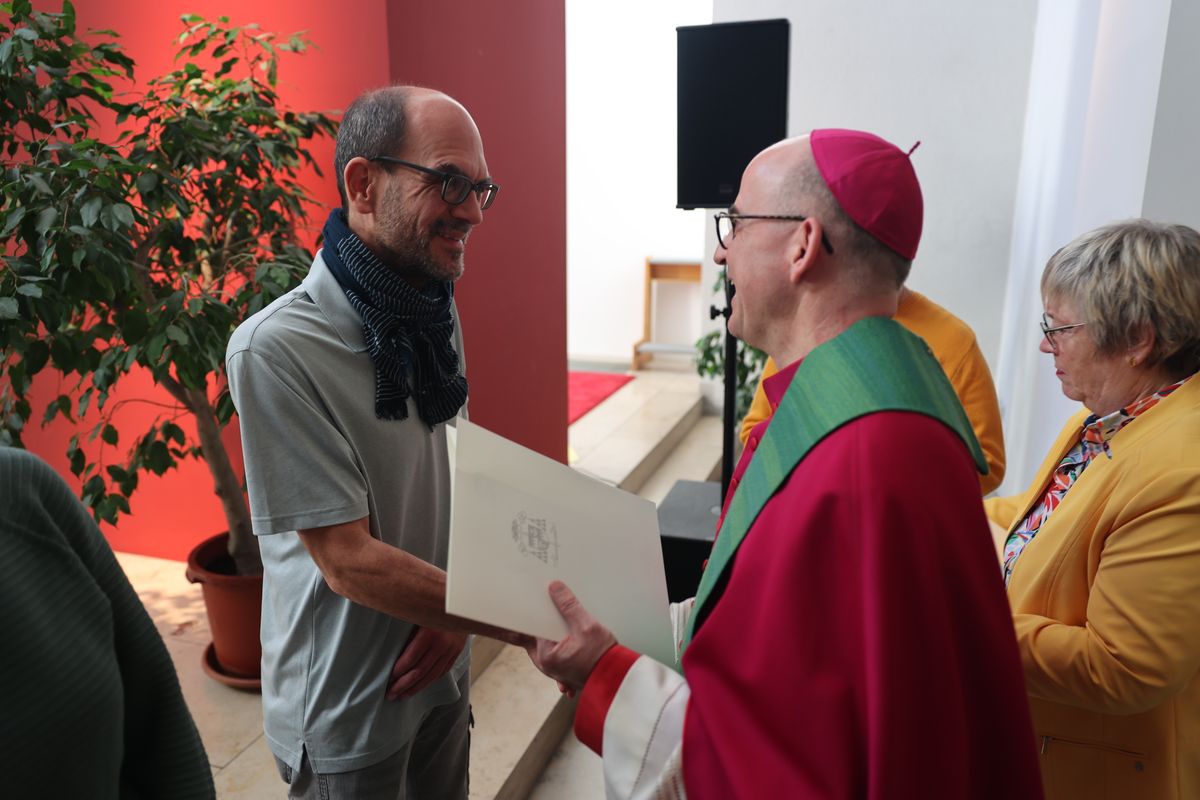 Bei einem Gottesdienst in der Jugendkirche Würzburg hat Bischof Dr. Franz Jung am Freitag, 25. Oktober, insgesamt 47 Personen für die Schulpastoral beauftragt.