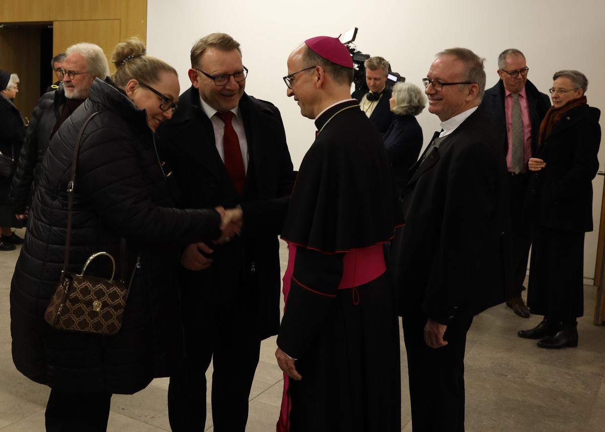 Bischof Dr. Franz Jung begrüßte gemeinsam mit Generalvikar Thomas Keßler und Domkapitular Clemens Bieber, Vorsitzender des Diözesan-Caritasverbands, die Gäste am Eingang des Hörsaalgebäudes. 
