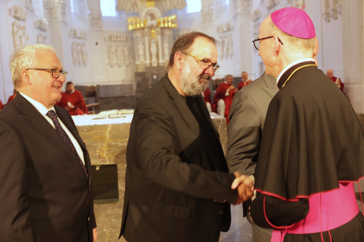 Vier Männern überreichte Bischof Dr. Franz Jung am Montagabend, 7. Juli, im Würzburger Kiliansdom im Namen von Papst Leo den päpstlichen Silvesterorden: Norbert Baumann, Dr. Harald Ebert, Hans-Georg von Mallinckrodt und Professor Dr. Klaus Reder.